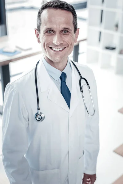 Responsable guapo médico de pie y sonriendo . — Foto de Stock