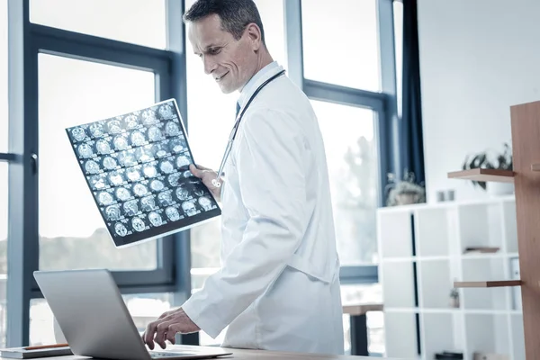 Vertrouwen gekwalificeerde arts permanent en houden van x-ray scan. — Stockfoto