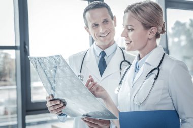 Onun meslektaşı arıyorum ve gülümseyen yakışıklı yetenekli doktor.