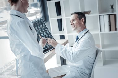 Oturan ve onun meslektaşı seyir hoş yetenekli doktor.