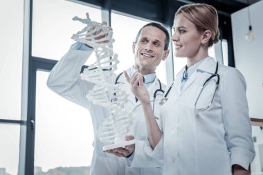 Ayakta ve Dna yapısı bakan baktılar nitelikli sağlık görevlilerinin.