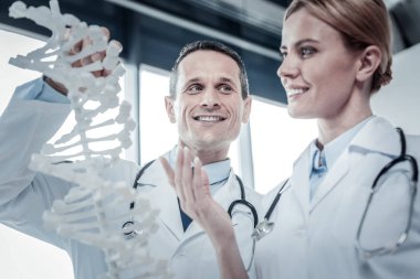 Onun meslektaşı arıyorum Dna modeli tutan hoş yetenekli doktor.