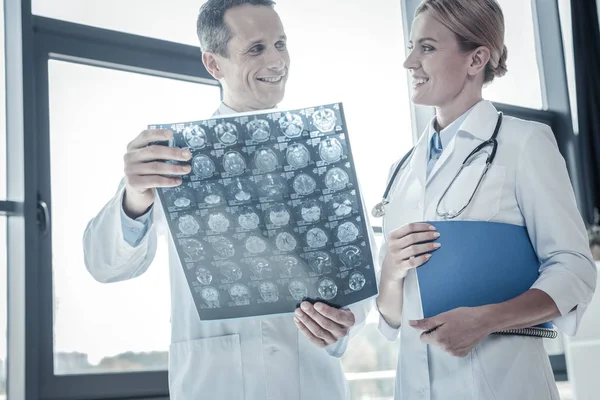 Ayakta ve birbirine bakarak keyifli dostu doktorlar.