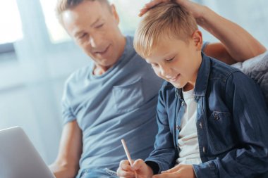 Neşeli akıllı çocuk eğitimi