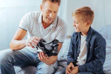 3 g gözlük tutan olumlu yakışıklı adam