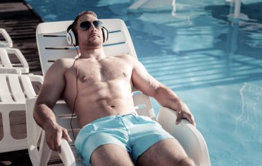 Su kuyusu yapılı beyefendi şezlong üzerinde yalan süre güneşlenme