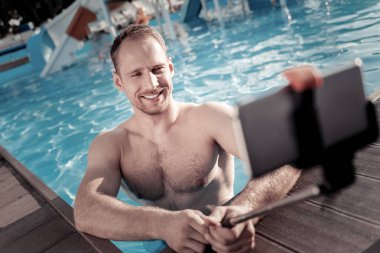 Bin yıllık adam selfies yüzme havuzunda yapma pozitif fikirli