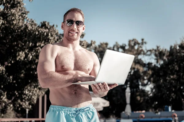 Son derece mutlu adam dizüstü bilgisayar açık havada üzerinde çalışırken gülümseyen — Stok fotoğraf