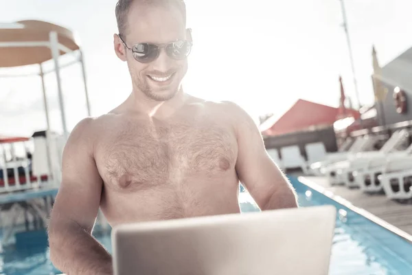 Genç adam açık havada dizüstü bilgisayar kullanırken gülen heyecanlı — Stok fotoğraf