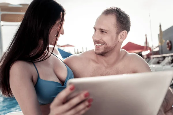 Boyfriend and girlfriend discussing something on digital tablet — Stock Photo, Image