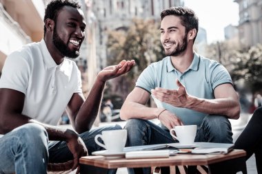 Samimi arkadaşları işlerini açık havada tartışıyor