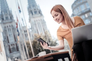 Açık havada Smartphone kullanarak kadın gülen