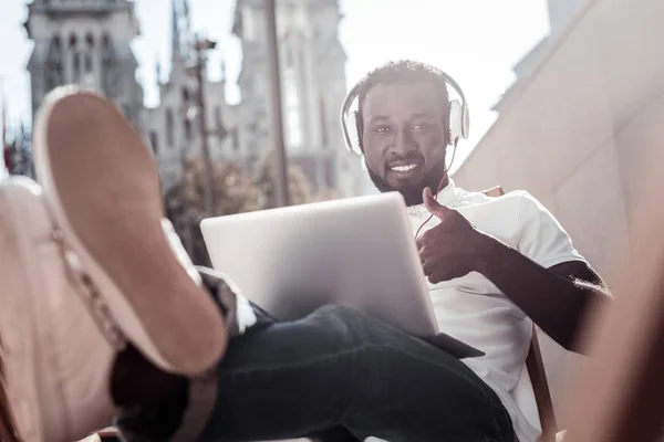 Caballero de mente positiva gesto super signo mientras se trabaja al aire libre — Foto de Stock