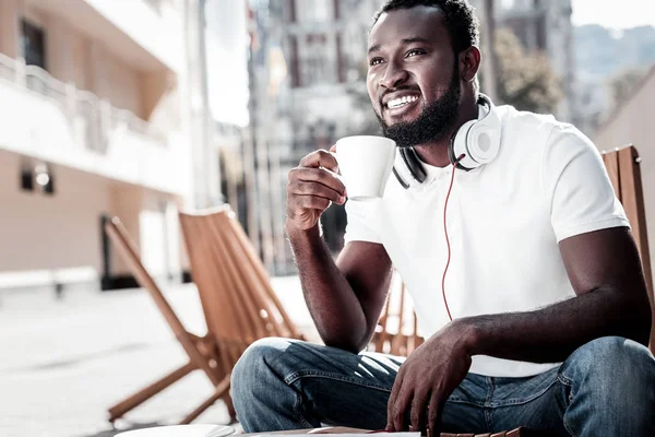 Pensativo afroamericano chico sonriendo mientras piensa en algo agradable — Foto de Stock