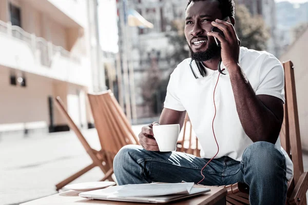 Un hombre de éxito ligeramente confundido escuchando a su socio de negocios por teléfono — Foto de Stock