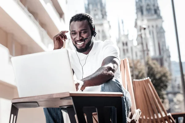 Glada entreprenör med företag-samtal utomhus — Stockfoto