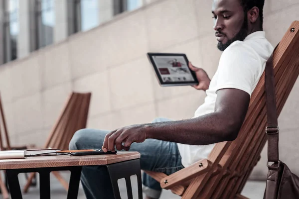 Ezeréves üzletember touchpad kint dolgozik — Stock Fotó