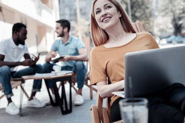 Mujer joven curiosa mirando algo con interés — Foto de Stock