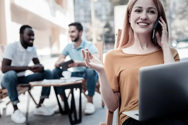 Hermosa joven mujer disfrutando de conversación telefónica — Foto de Stock