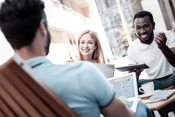 Glada affärsmän träffas utomhus och arbetar — Stockfoto