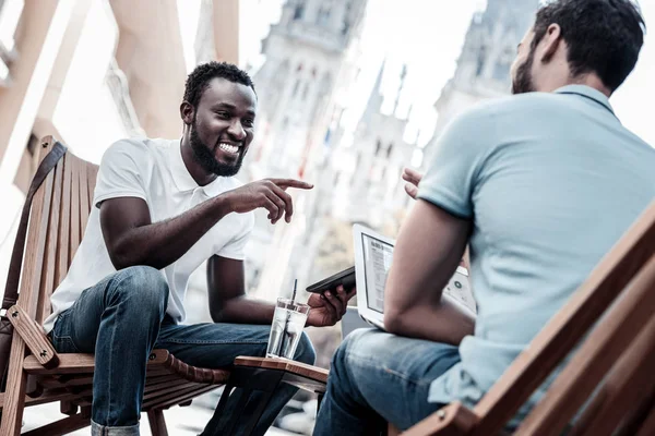 Gente radiante milenaria sonriendo mientras habla al aire libre — Foto de Stock