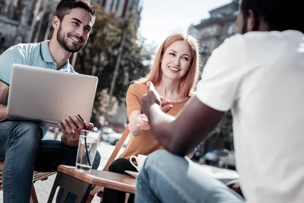 Empresarios entusiastas que trabajan al aire libre — Foto de Stock