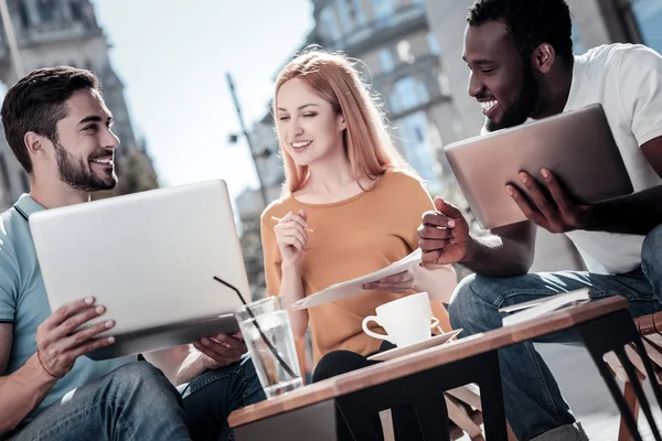 Glada entreprenörer som arbetar med projekt medan du sitter i café — Stockfoto
