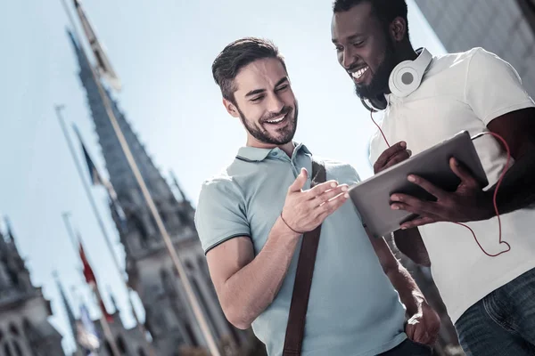 Millennial-Freunde lächeln beim Anblick des Touchpads — Stockfoto
