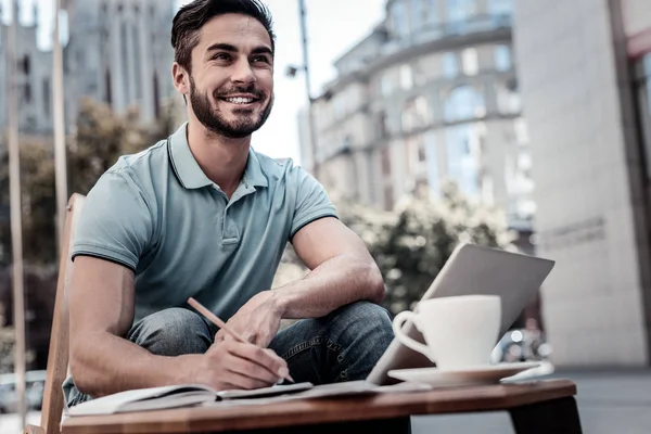 Opgewonden bebaarde man genereren van ideeën buiten — Stockfoto