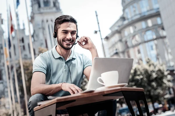 Entusiastiska tusenåriga kille att ha business videosamtal på laptop — Stockfoto