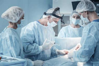 Şırınga tutarak ve enjeksiyon yapma nitelikli ciddi sağlık görevlisi.