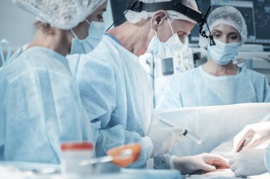 Enjeksiyon ve operasyonel içinde kendine güvenen yetenekli dalgalanma.