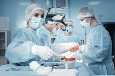 Çalışma ve kelepçe holding ciddi bakış açısı hemşire.