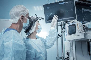 Ayakta ve ekrana bakarak akıllı işgal altındaki ilk yardım.