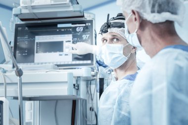 Ayakta ve işaret vasıl belgili tanımlık perde endişe ciddi sağlık görevlisi.