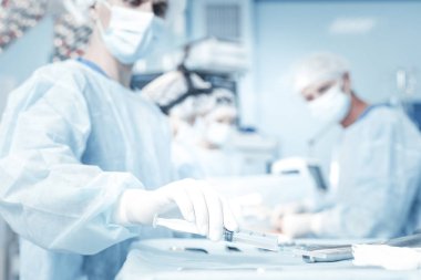 Bir doktor elinde olmak büyük tıbbi şırınga.