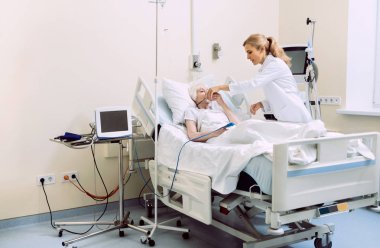 Doktor yardım hasta oksijen maskesi