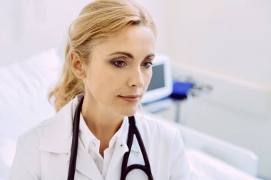 Sakin kadın doktor stetoskop Hastanesi ile