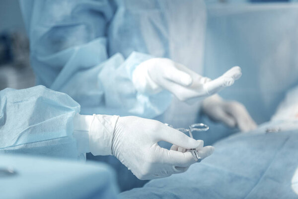 Полезный медицинский инструмент находится в руках медсестер
.