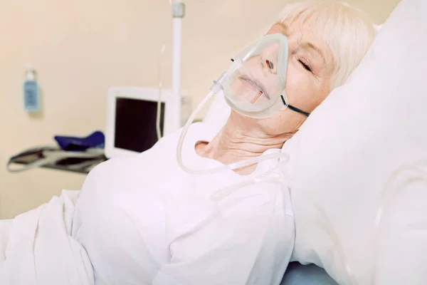 Pobre señora mayor con apoyo respiratorio en el hospital — Foto de Stock