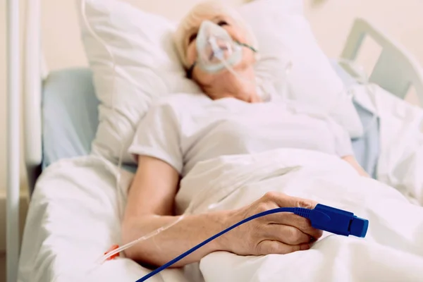 Beteg nő pulzoximéter kórházban — Stock Fotó
