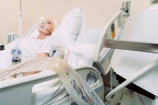 Oxygen supply machine of ill senior woman at hospital — Stock Photo, Image