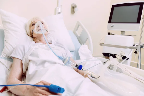 Donna con supporto respiratorio sottoposta a trattamento in ospedale — Foto Stock