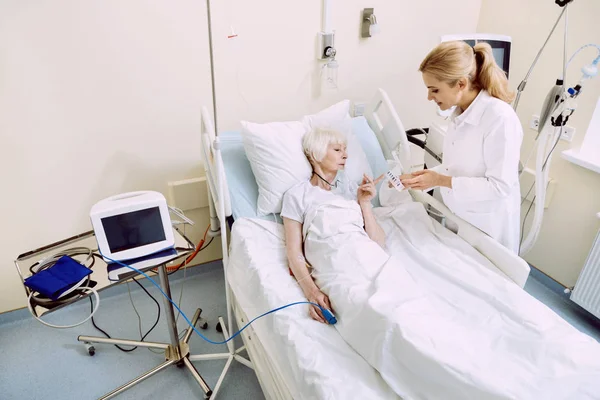 Doctora dando pastillas a paciente jubilado — Foto de Stock