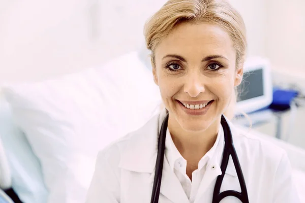 Alegre médico femenino radiante mientras mira en la cámara — Foto de Stock