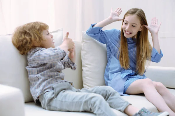 Twee vrolijke kinderen plezier samen — Stockfoto