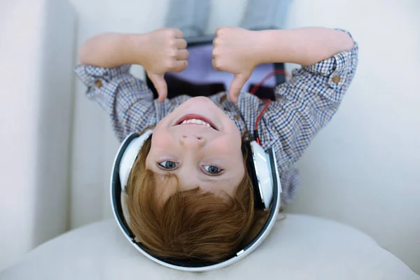 Emotional little boy showing his happiness — Stock Photo, Image