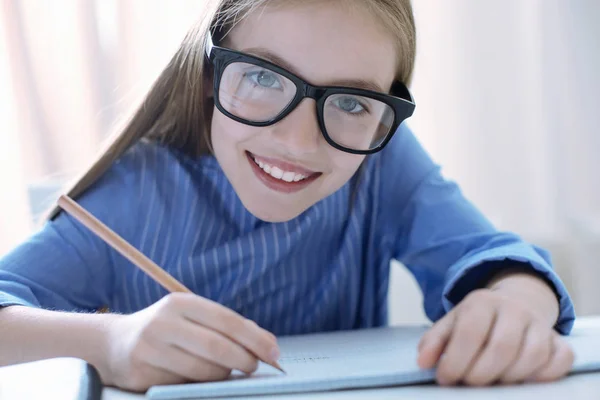 Смішна цікава розумна дівчина пише і посміхається — стокове фото