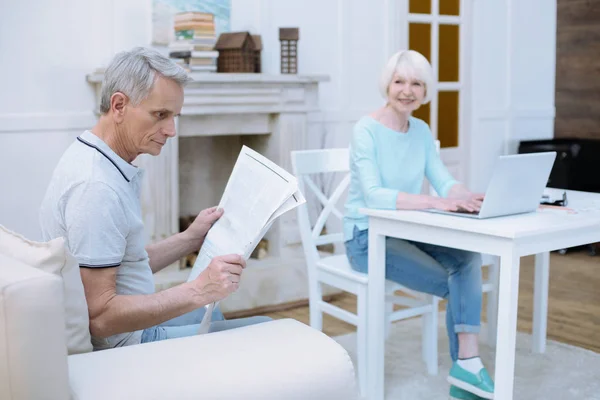 Concentrated old man reading a wonderful newspaper — Stock Photo, Image