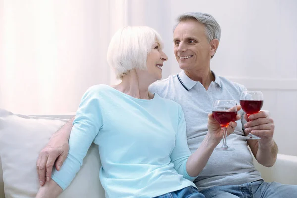 Feliz pareja de ancianos celebrando su aniversario de boda — Foto de Stock